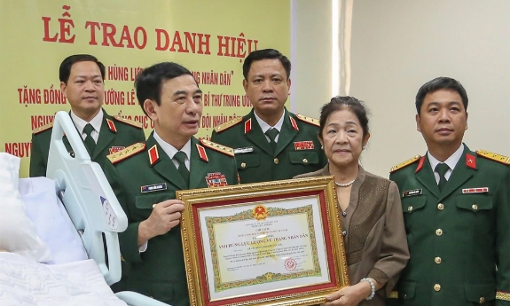 Đại tướng Lê Văn Dũng nhận danh hiệu Anh hùng Lực lượng vũ trang nhân dân